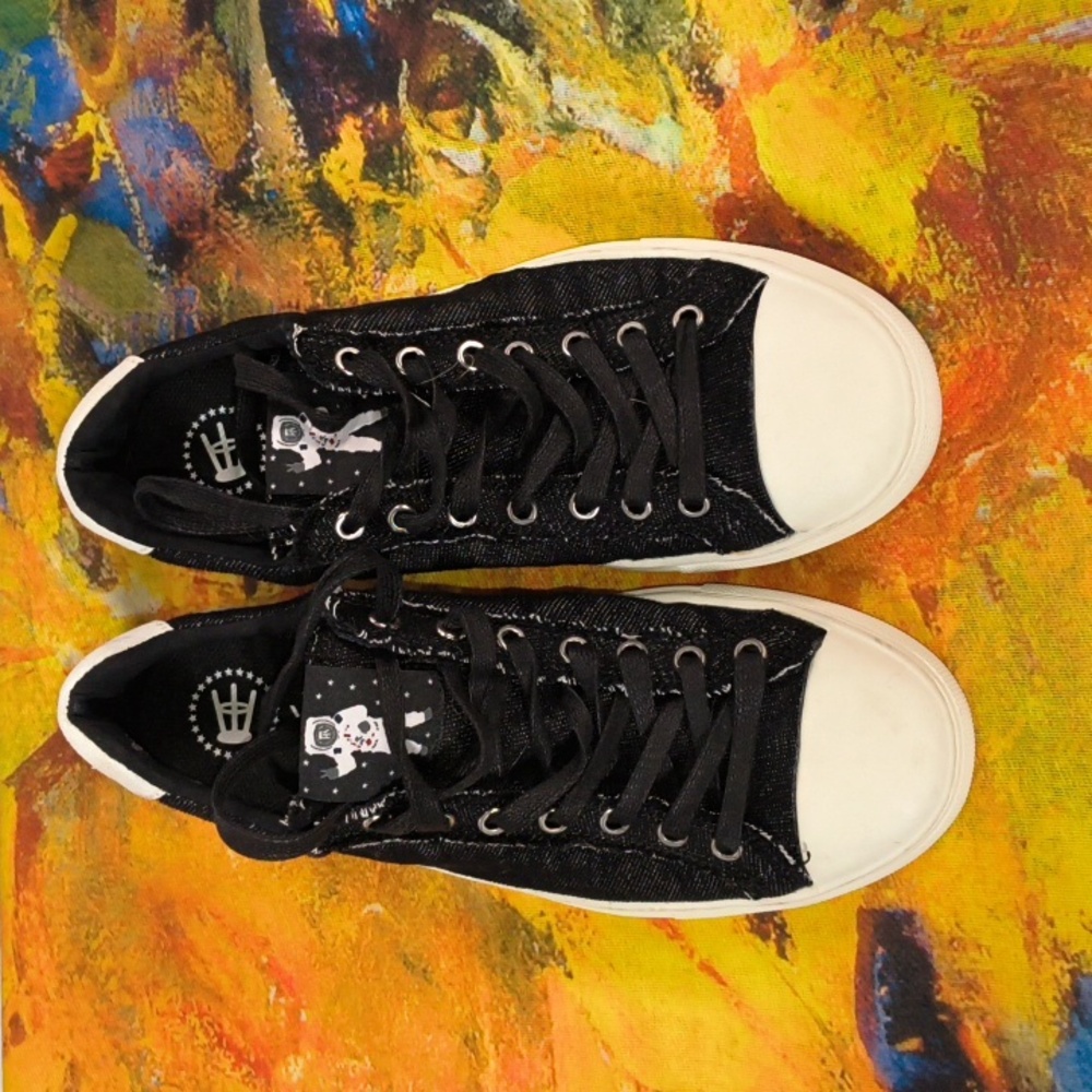 Nothing New Women's Classic Low Top Sneakers Size 6W US